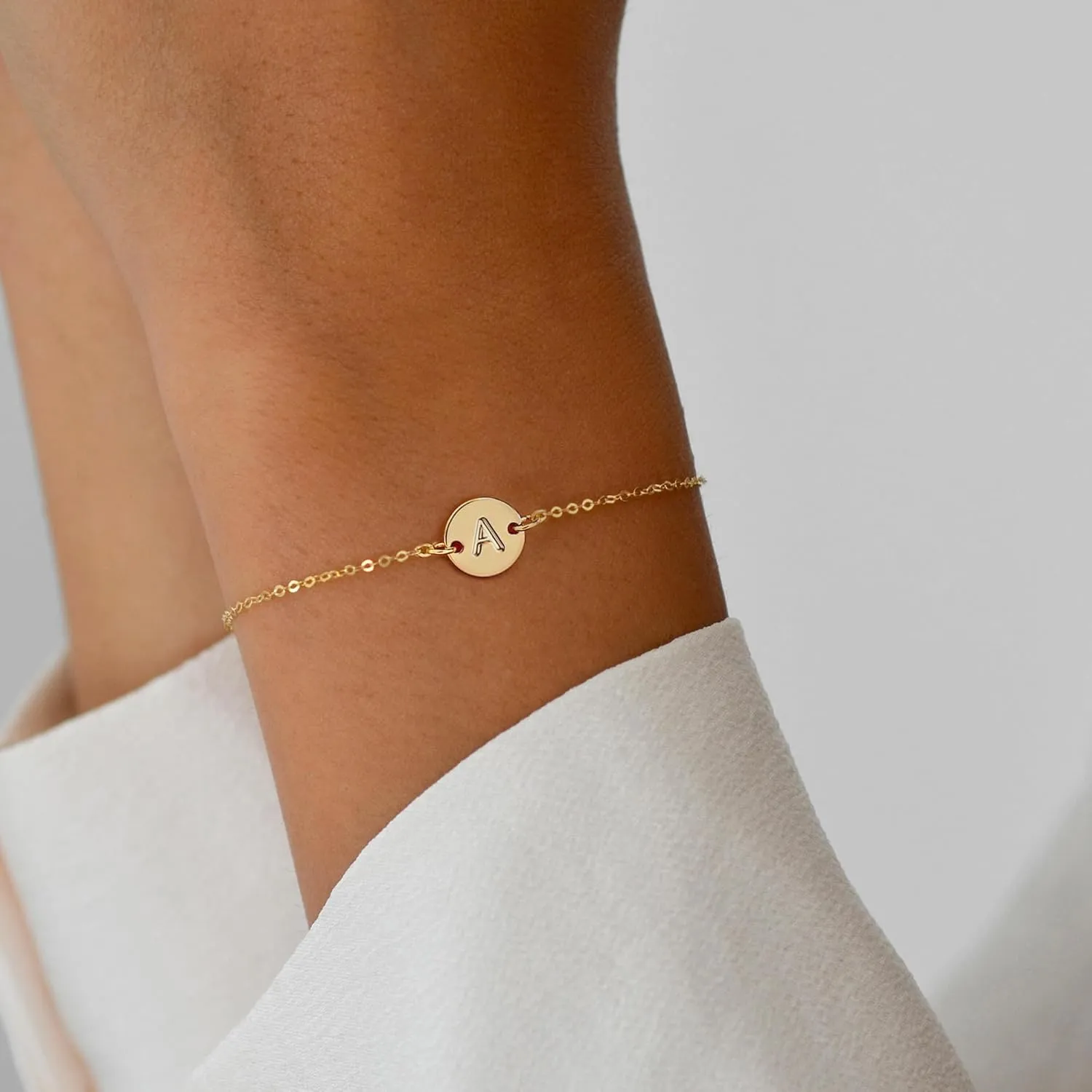 BAYLAY Gold Initial Bracelets for Women Girls Gifts - 18K Gold Plated Letter Initial Bracelet Dainty Disc Monogram Bracelet Gold Bracelets for Women Gold Jewelry Gifts for Women Teen Girls