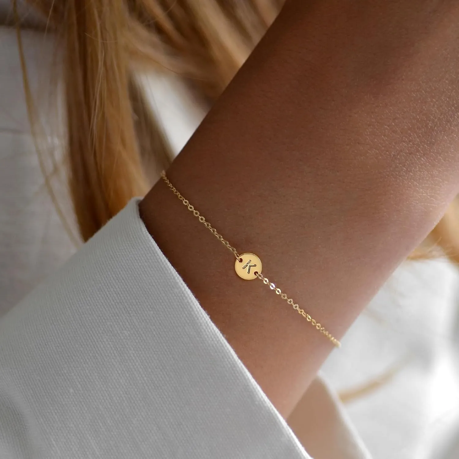 BAYLAY Gold Initial Bracelets for Women Girls Gifts - 18K Gold Plated Letter Initial Bracelet Dainty Disc Monogram Bracelet Gold Bracelets for Women Gold Jewelry Gifts for Women Teen Girls