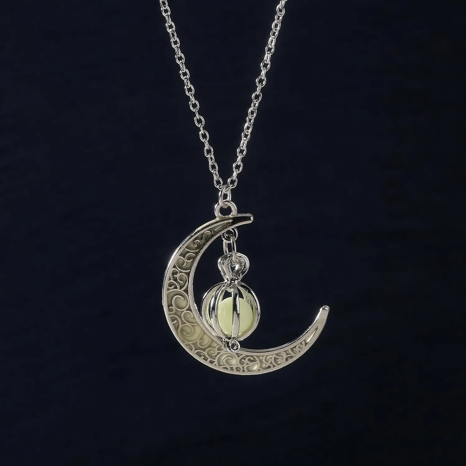 EEQQBZ Glowing crescent moon fairy necklace for women or men - Enchanting luminous moon charm - Moon magical glow jewelry in the dark necklaces