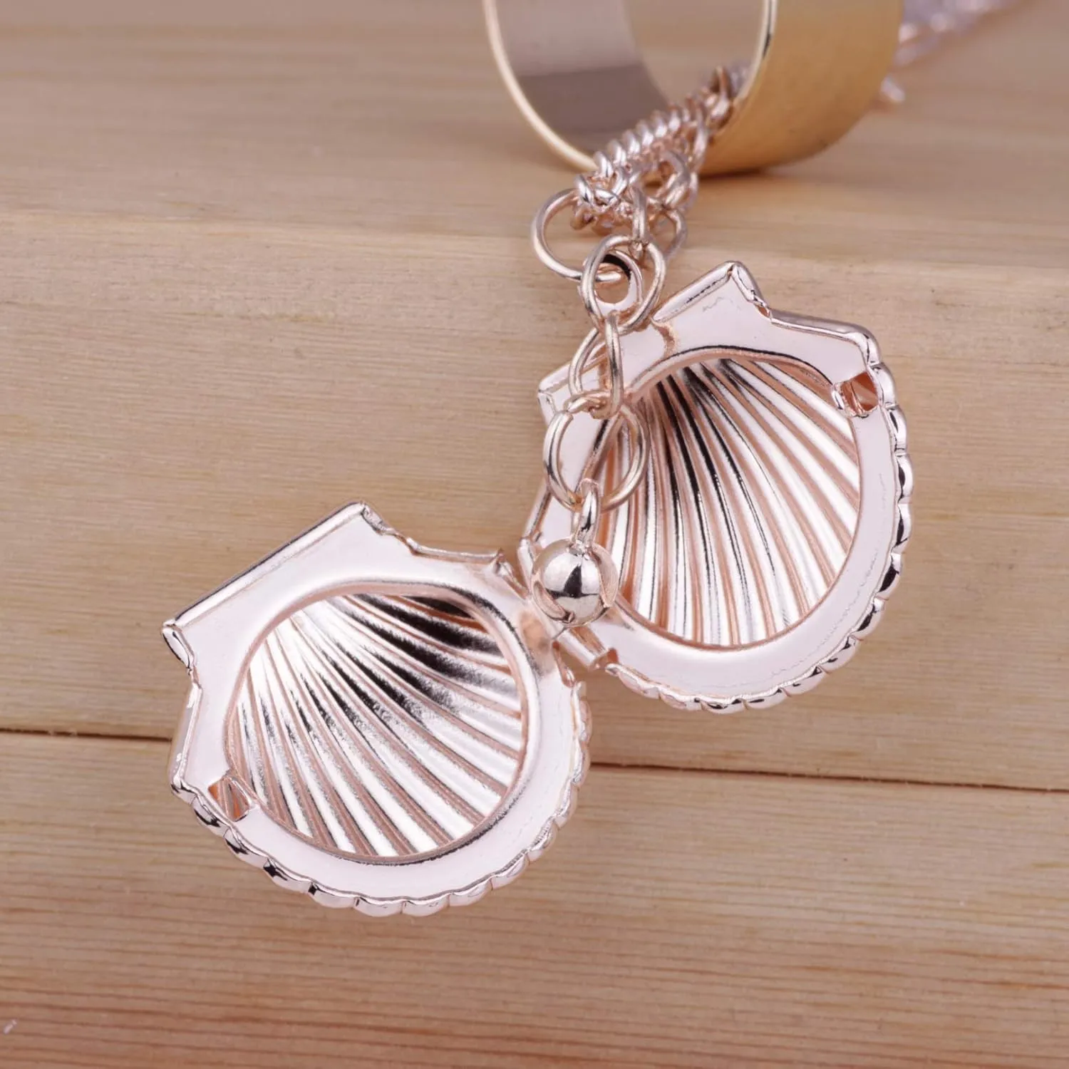 Shell Locket Necklace for Women Girls with Picture Photo Locket Necklaces Gifts for Women Kids Mermaid Halloween Costume Jewelry Necklace