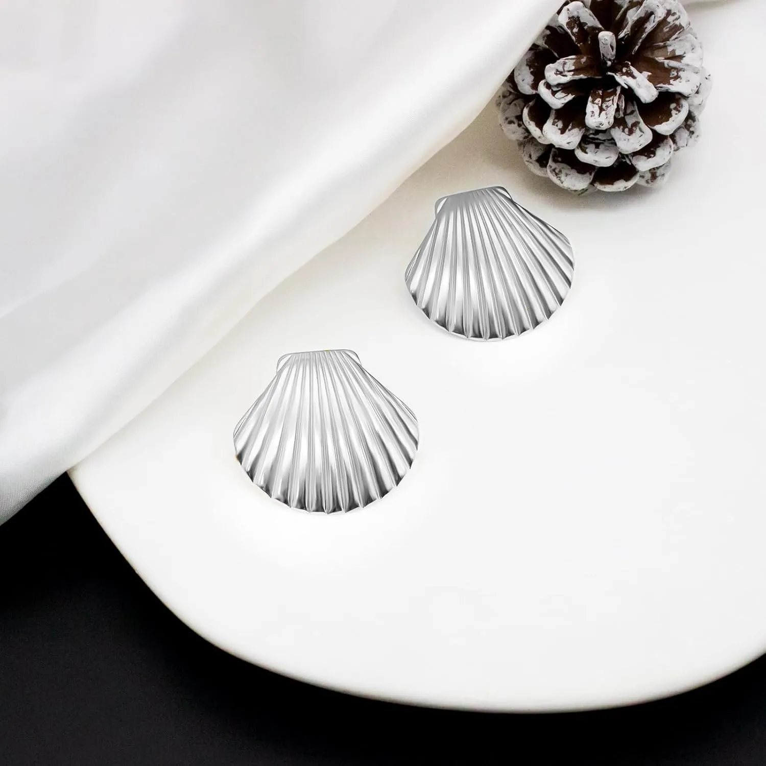 Stainless Steel Conch Shell Earring Studs 18k Gold Plated Spiral Seashell Earrings for Women Huggie Hoop Seashell Earrings Set Summer Beach Jewelry Gifts